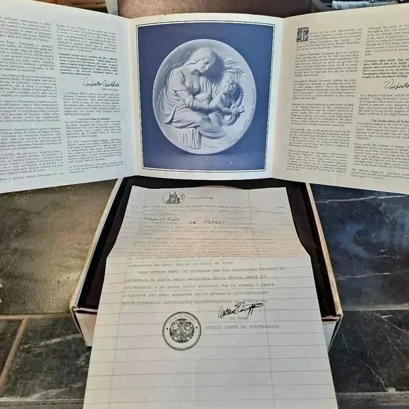 Madonna Beata Hand Carved Plate 1980 EUC with box and paperwork - Picture 5 of 6